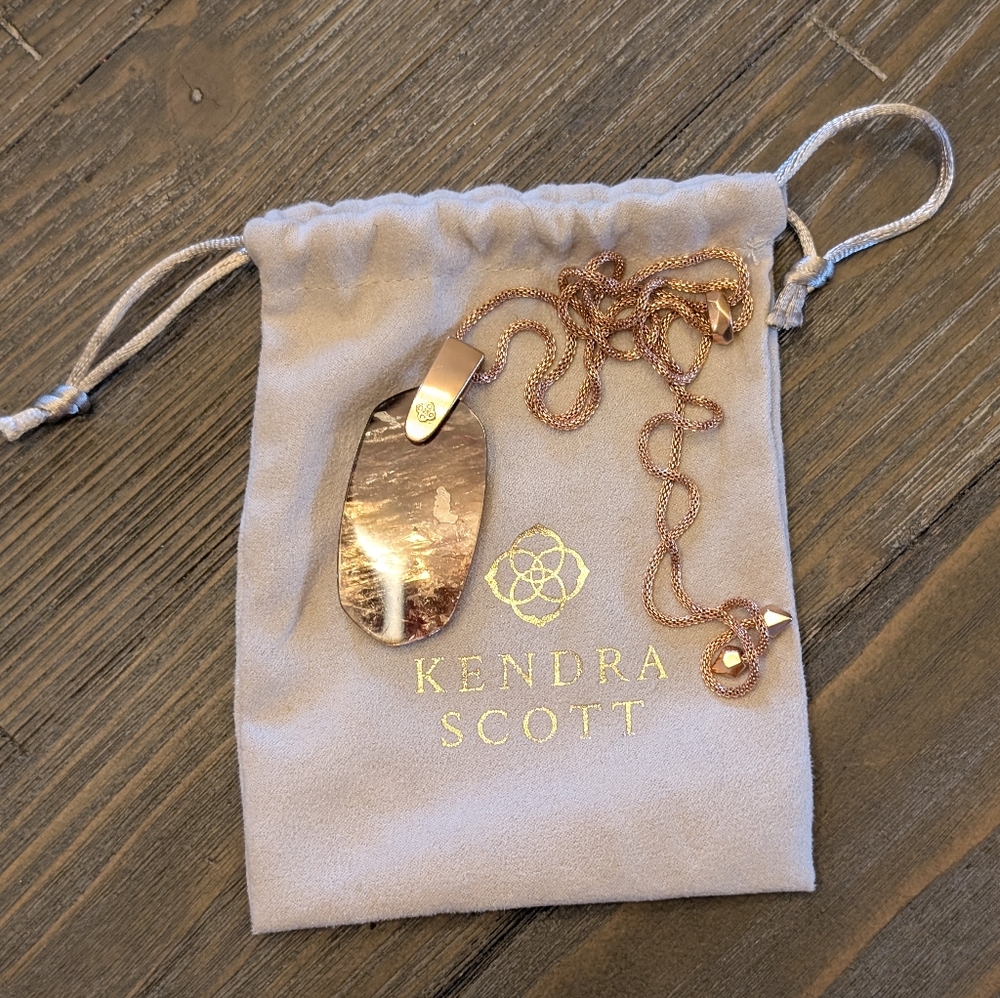 EUC Kendra Scott Long pendant necklace in brown shell